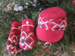 sweater to hat and mittens refashion tutorial