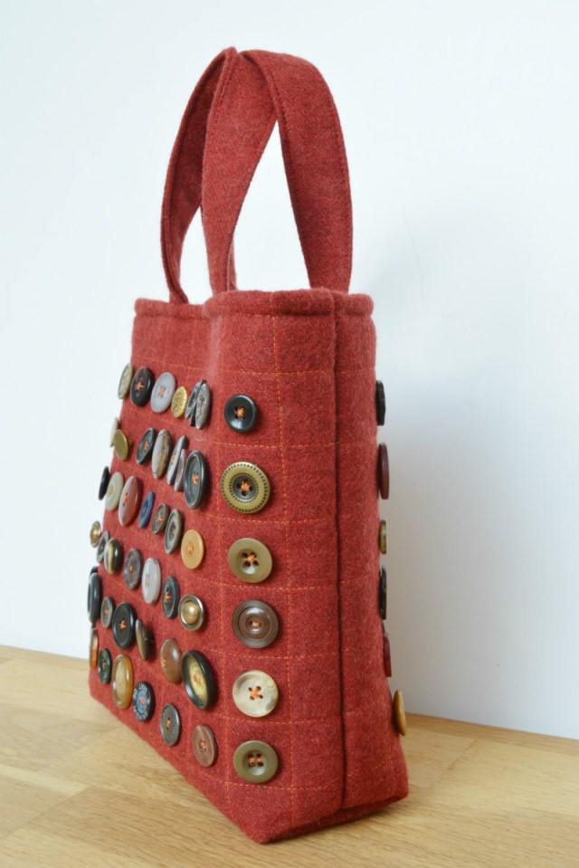 Free tote bag pattern, great use of your button stash