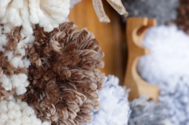 How to make a pom pom wreath