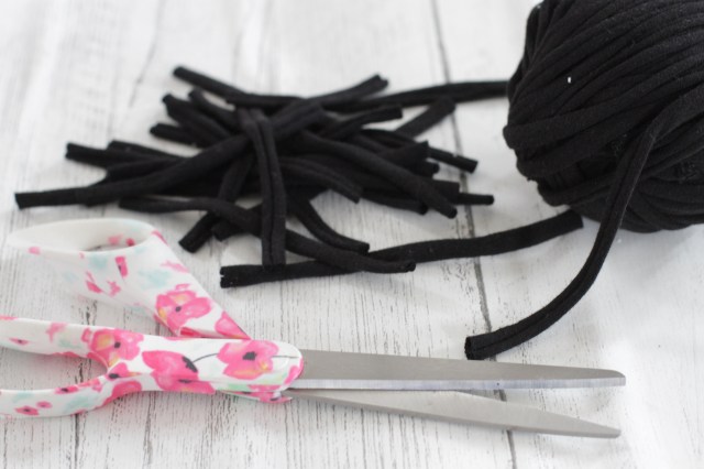 materials needed to make a t-shirt yarn rug