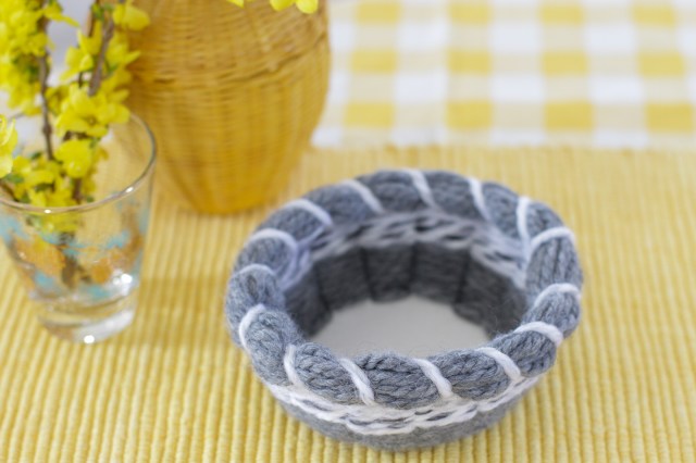 DIY cardstock and yarn basket weaving