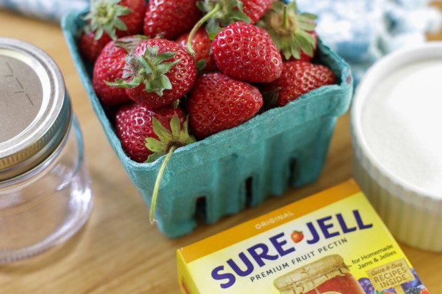 supplies needed to make and preserve strawberry jam